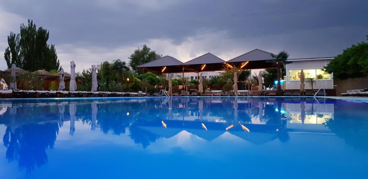 Cross Resort Hotel Jereván Kültér fotó